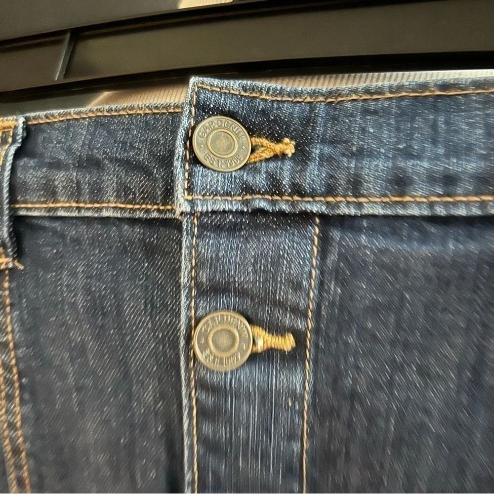 GAP: Dark Indigo 5 Gun Metal Button Exposed Stitching Denim Jean Skirt Size 10